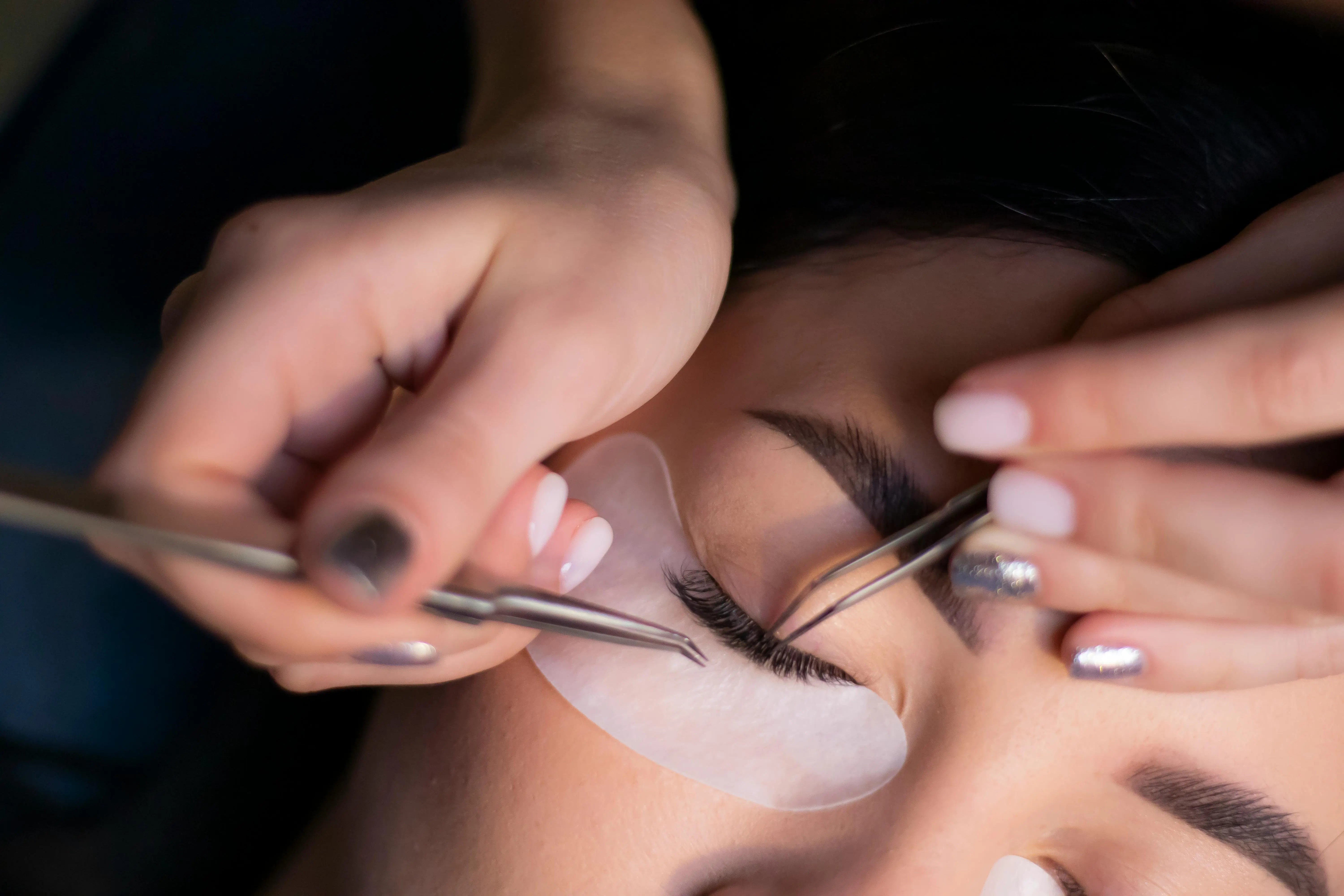Extensions de cils par Carla Black Eyes - Vue rapprochée d'un œil avec des cils parfaits
